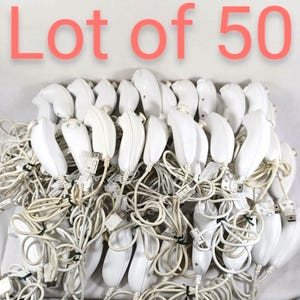 Könnte beinhalten: Los von 50 weißen Nintendo Wii Remote-Controllern mit weißen Kabeln. Die Controller sind gebündelt.