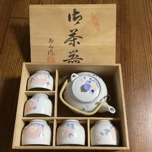 Used Japanese Teapot Set in Wooden Box – White Flower Pot with 5 Yunomi Teacups – Porcelain – Handcrafted Arita Ware – Made in Japan