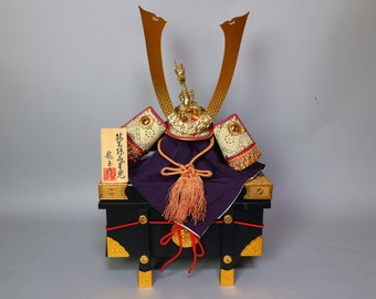Used Vintage-Inspired Japanese Samurai Kabuto Helmet – Pre-Owned Display with Wooden Box – Antique Style Armor – Japan Import – Sold As Is