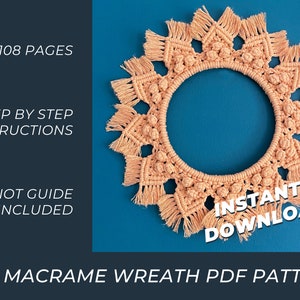 Op de afbeelding: Een perzikkleurige macramé krans met een ronde opening, met een franje rand en een knoop patroon. De afbeelding bevat de tekst "INSTANT DOWNLOAD" en "MACRAME WREATH PDF PATTERN".