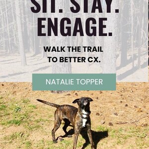 Può includere: Un cane tigrato con il petto bianco è in piedi su un'area erbosa. Il testo recita "SIT. STAY. ENGAGE. WALK THE TRAIL TO BETTER CX. NATALIE TOPPER" su uno sfondo di alberi.