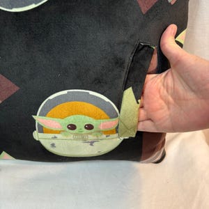Star Wars Mandalorian Grogu Baby Yoda Plush Pocket Pillow Handcrafted Blk 14x14 afbeelding 3