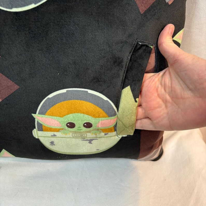 Star Wars Mandalorian Grogu Baby Yoda Plush Pocket Pillow Handcrafted Blk 14x14 afbeelding 3