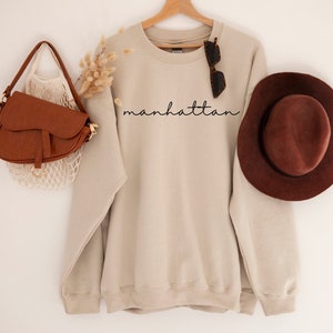 Manhattan Sweatshirt New York Crewneck NYC Pullover Trendy NY Hoodie Cursive City Sweater Womens Minimalist Moving Home Gift Brooklyn Shirt