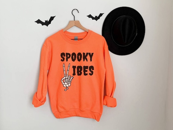 Spooky Vibes Sweatshirt Boho Halloween Party Crewneck Groovy Fall Apparel Skeleton Peace Sign Pullover Retro Autumn Hoodie Trick Or Treat