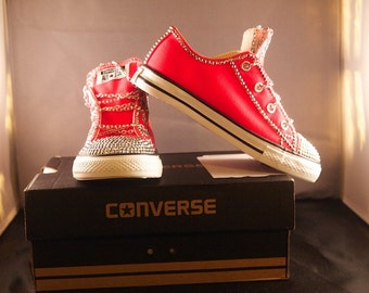 Fiery Coral Blinged Out Converse avec chaînes de chaussures