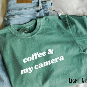 Chemise de photographe, chemise de café et mon appareil photo, t-shirt de photographes, chemise de photographe de mariage, chemise de photographe de famille, cadeau pour photographe