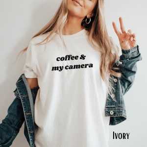 Chemise de photographe, chemise de café et mon appareil photo, t-shirt de photographes, chemise de photographe de mariage, chemise de photographe de famille, cadeau pour photographe