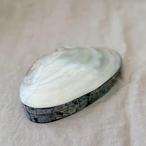 Stor smyckesask i vintagestil med snäckskal och pärlemor