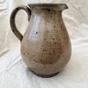 Vintage großer Steinzeug-Keramik-Speckle glasierter Krug