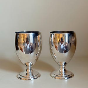 Może przedstawiać: Rustykalny drewniany szyld z napisem "Welcome to our home" w białych literach. Szyld ma postarzaną powierzchnię i prosty, zapraszający design, do przedpokoju.