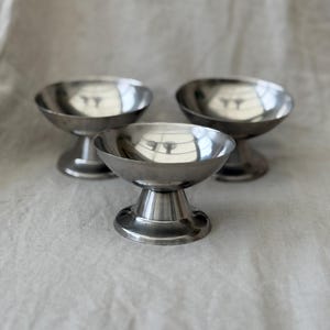 Copas de postre vintage de acero inoxidable de mediados de siglo con pedestal - Juego de 3