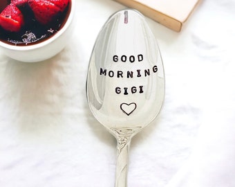 Pode incluir: Uma colher de prata com as palavras "Good Morning Gigi" e um coração gravado na frente.
