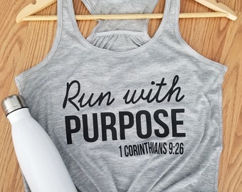 Puede incluir: Camiseta de tirantes gris con el texto "Run with PURPOSE 1 CORINTHIANS 9:26" impreso en negro.