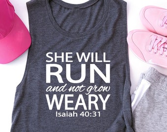 Puede incluir: Una camiseta sin mangas de color gris oscuro con el texto "SHE WILL RUN and not grow WEARY Isaiah 40:31" impreso en blanco. La camiseta se combina con pantalones cortos deportivos grises y zapatillas de running rosas.