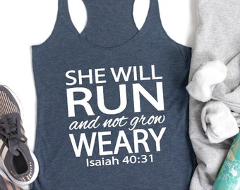 Puede incluir: Un top de tirantes azul marino con el texto "She will run and not grow weary Isaiah 40:31" en blanco. El top de tirantes se combina con pantalones de chándal grises, una botella de agua y un par de zapatillas de running grises.