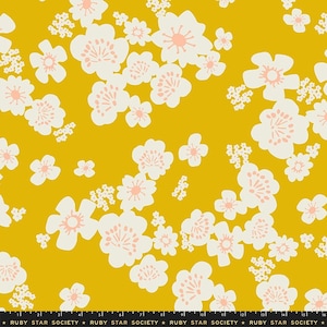 Peut inclure: Tissu jaune moutarde avec un motif répété de fleurs blanches et rose clair. Les fleurs sont stylisées avec des pétales arrondis et un détail rose central. Le tissu a un thème floral.