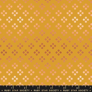Könnte beinhalten: Ein gelber Stoff mit einem sich wiederholenden Muster aus kleinen weißen und rosa Kreisen, die in einer Diamantform angeordnet sind. Der Stoff hat einen dezenten Schimmer.