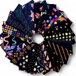 以下が含まれることがあります： 円形に配置された濃い色の布の正方形のコレクション。各正方形には、蝶、幾何学模様、花柄など、ユニークなデザインが施されています。生地は主に黒で、カラフルなアクセントが施されています。