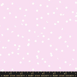 Pode incluir: Um tecido rosa claro com um padrão de confete branco. O padrão inclui círculos, semicírculos e outras formas geométricas.