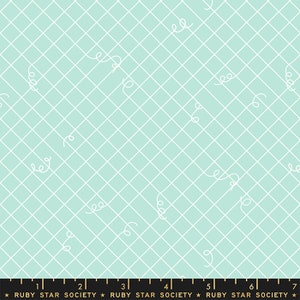 Könnte beinhalten: Ein hellblauer Stoff mit einem weißen Gittermuster und weißen Wirbeln.