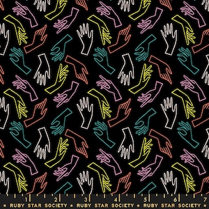 Versierd door Rashida Coleman Hale -- Gesture in Black (RS1021-15) door Ruby Star Society for Moda -- Fat Quarter