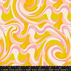 以下が含まれることがあります： 黄色、ピンク、白の抽象的な渦巻き模様の生地。模様は液体の大理石に似ています。