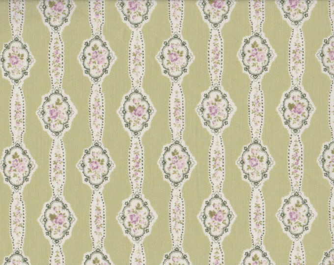 Japanese cotton fat quarter by Yuwa - Floral garlands in soft green