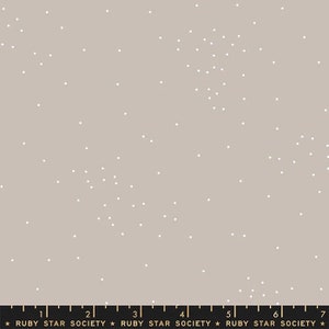 Op de afbeelding: Een lichtgrijze stof met een wit stippenpatroon. De stof heeft een subtiele glans en een zachte textuur. De stippen zijn gelijkmatig verdeeld en creëren een subtiel, maar elegant ontwerp.