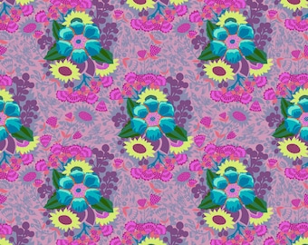 Overdressed by Anna Maria Parry -- Fat Quarter of AMT150- 83V Centerpiece in Grape