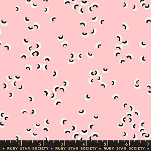 以下が含まれることがあります： 黒と白の曲線が繰り返される模様のピンク色の生地。形は表面全体に散らばっています。画像の下部には、テキスト「RUBY STAR SOCIETY」の定規があります。