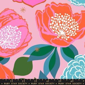 Peut inclure: Tissu rose avec un motif floral composé de grandes fleurs orange, roses et bleues avec des centres blancs. Le tissu est également parsemé de petites étoiles dorées.