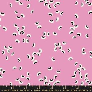 以下が含まれることがあります： ピンクの生地に、白と黒の目の形が繰り返しパターンで描かれています