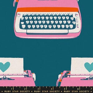 Puede incluir: Ilustración de una máquina de escribir vintage rosa y naranja sobre un fondo verde azulado. La máquina de escribir tiene un teclado blanco con teclas negras. Dos máquinas de escribir adicionales en la parte inferior, cada una con un corazón turquesa y el texto "RUBY STAR SOCIETY".