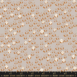 Op de afbeelding: Een grijze stof met een herhalend patroon van bruine pandaberen. De panda's zijn wit omrand en hebben een eenvoudig ontwerp.