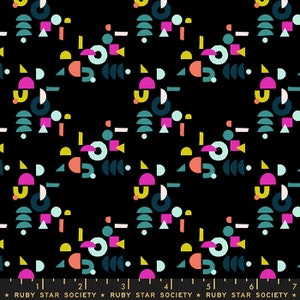 Versierd door Rashida Coleman Hale -- Puzzling in Black (RS1022-17) door Ruby Star Society for Moda -- Fat Quarter