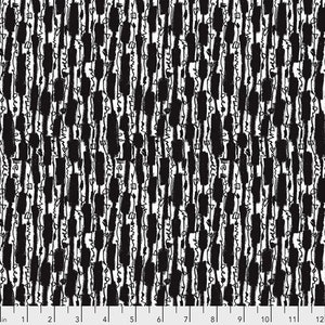 Op de afbeelding: Zwart-witte abstracte stof met een verticaal patroon. Het ontwerp heeft dikke, onregelmatige zwarte penseelstreken en dunne, kronkelige lijnen tegen een witte achtergrond. De stof heeft een moderne, artistieke uitstraling.