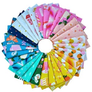 Może przedstawiać: Zbiór 24 kwadratów tkaniny z różnymi kolorowymi wzorami, w tym kwiatowymi, geometrycznymi i abstrakcyjnymi. Kwadraty są ułożone w okrąg, a krawędzie każdego kwadratu zachodzą na siebie.