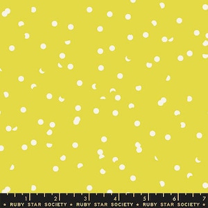 Könnte beinhalten: Gelber Stoff mit weißen Punkten. Der Stoff ist von Ruby Star Society.