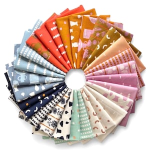 Könnte beinhalten: Eine Sammlung von 20 Stoffquadraten mit verschiedenen Mustern in einem Regenbogen von Farben, darunter Blau, Grün, Weiß, Orange, Rosa und Gelb. Die Stoffquadrate sind in einem Kreis angeordnet, wobei die Muster nach außen zeigen.