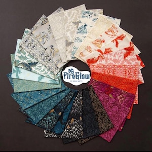 Peut inclure: Un arrangement circulaire d'échantillons de tissu présentant divers motifs, notamment des dragons, des écailles et des tourbillons dans un spectre de couleurs allant du crème et du bleu sarcelle au bleu profond, violet, orange et rouge, avec un logo central FireGlow by Sarah Watts.