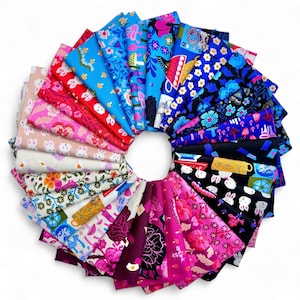 Pode incluir: Uma disposição circular de quadrados de tecido em várias cores e padrões. Os desenhos incluem flores, xícaras de chá e coelhos. As cores variam de rosa e vermelho a azul e preto. O tecido é provavelmente algodão ou um material semelhante, adequado para projetos de quilting ou artesanato.
