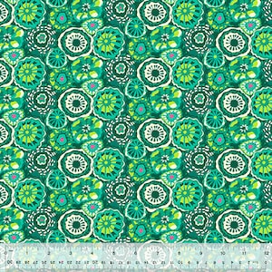 Op de afbeelding: Een naadloos patroon met verschillende groene, witte en roze bloemmotieven. Het patroon bestaat uit cirkels, spiralen en stippen.