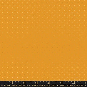 Könnte beinhalten: Ein gelber Stoff mit einem dezenten weißen Muster aus kleinen Pluszeichen. Das Muster ist unten dichter und verblasst nach oben hin zu einer geringeren Dichte. Der Stoff hat den Text "RUBY STAR SOCIETY" in Schwarz unten aufgedruckt.