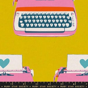Puede incluir: Patrón repetido de máquinas de escribir rosas y naranjas con teclas blancas y corazones turquesa sobre papel, sobre un fondo amarillo. El texto "RUBY STAR SOCIETY" está en la parte inferior.