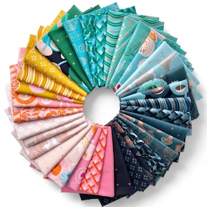 Pode incluir: Uma coleção de 24 quadrados de tecido em uma variedade de cores e padrões, incluindo turquesa, azul, verde, rosa e laranja. Os tecidos são dispostos em um círculo, com as cores passando de claro para escuro.