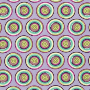 Può includere: Un motivo ripetuto di cerchi concentrici colorati su uno sfondo lavanda. I cerchi presentano anelli di verde acqua, rosa, giallo e viola scuro. Il design è un motivo astratto vibrante e accattivante.