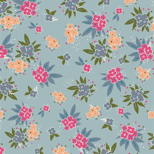 Op de afbeelding: Een naadloos patroon met verschillende bloemboeketten in roze, blauw en oranje tinten op een lichtblauwe achtergrond. De bloemen zijn gestileerd en hebben een speelse uitstraling.