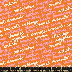 Op de afbeelding: Een naadloos patroon van verschillende soorten fruit en groenten, geschreven in roze en wit op een oranje achtergrond. De woorden omvatten: uien, peren, artisjokken, spinazie, selderij, tomaat, bananen, sla, bieten, avocado, komkommers, kool, venkel, maïs, broccoli, boerenkool, okra, bosbessen, wortelen, kersen, aubergines, bonen, appels, erwten, sinaasappels en meer.