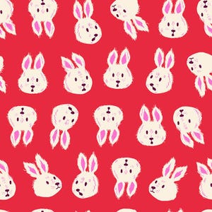 Op de afbeelding: Een herhalend patroon van witte cartoonkonijntjes met roze oren en accenten op een rode achtergrond. De konijntjes staan in verschillende richtingen, wat een speels en grillig ontwerp creëert. Geschikt voor kinderproducten.